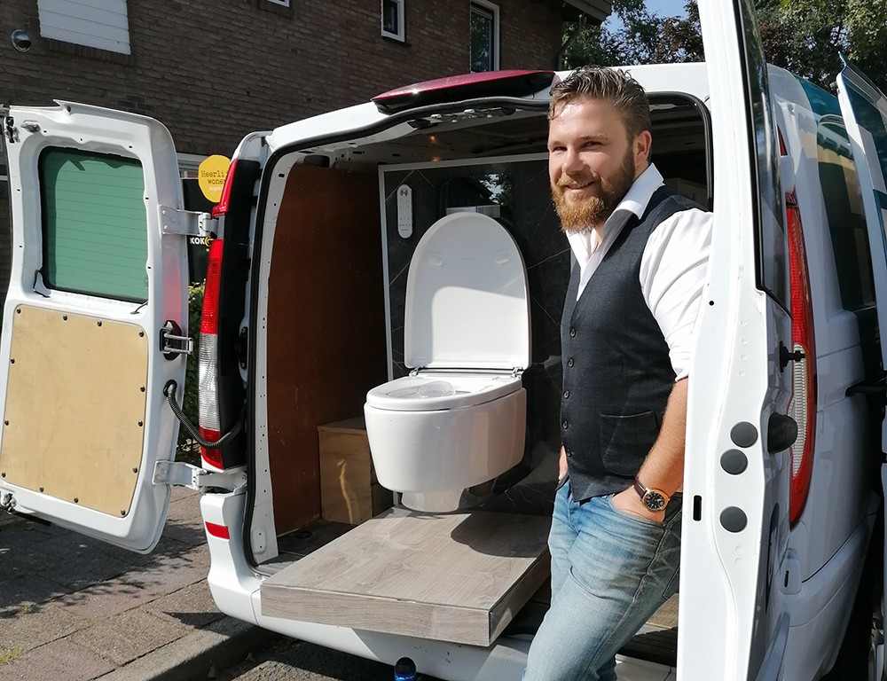 Komt ú niet naar de douche-wc, dan komt de douche-wc naar u!