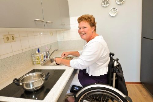 Mevrouw Van der Straten in haar speciale rolstoelkeuken