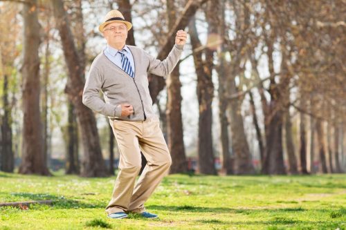 Man speelt luchtgitaar