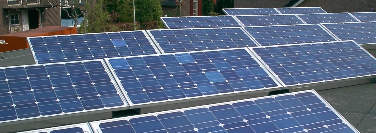 Zonnepanelen op een dak