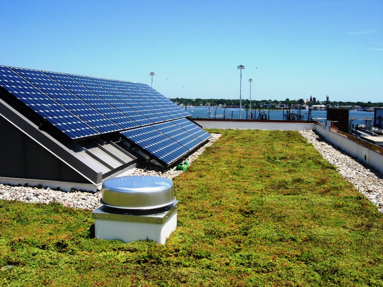 Groendak dakbedekking en zonnepanelen op het dak