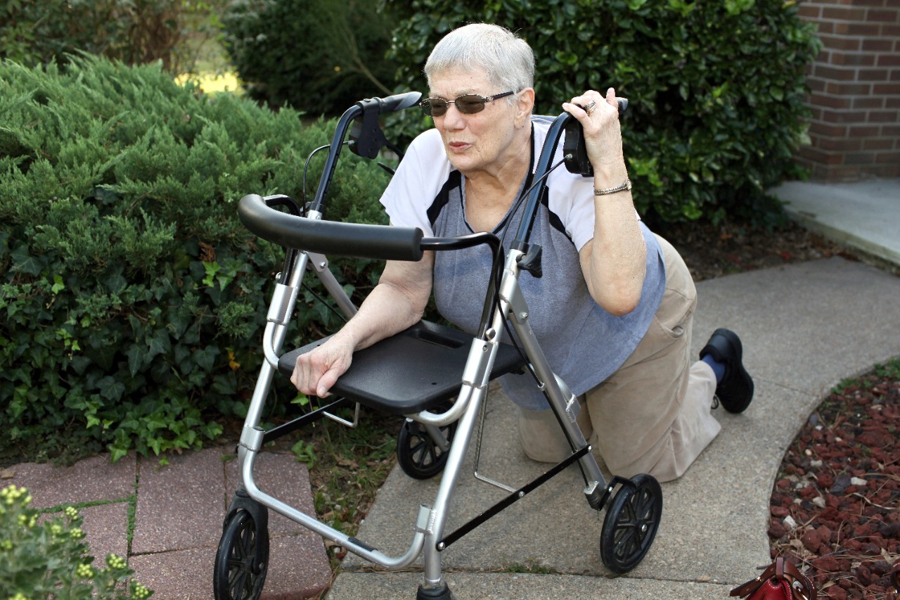 Opstaan na een val met behulp van een rollator