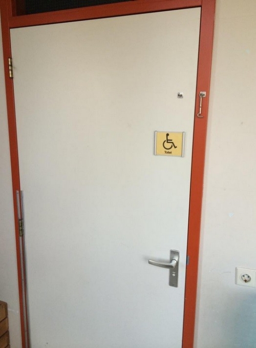 Beun de beunhaas plaatst bovenaan de deur van het invalidentoilet een haakje