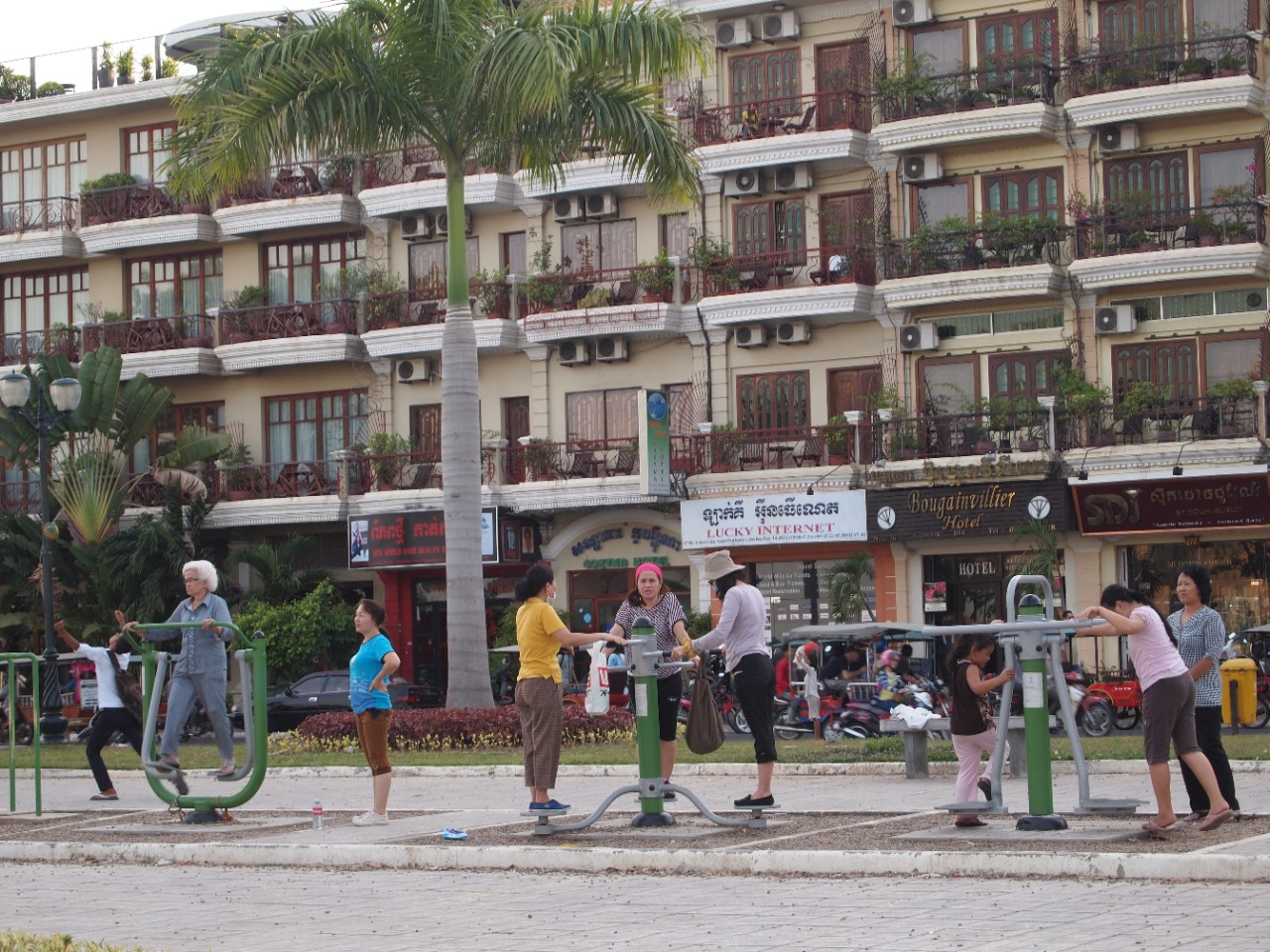 Samen sporten op de boulevard van Phnom Penh