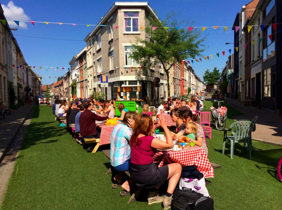 Samen eten in de leefstraat