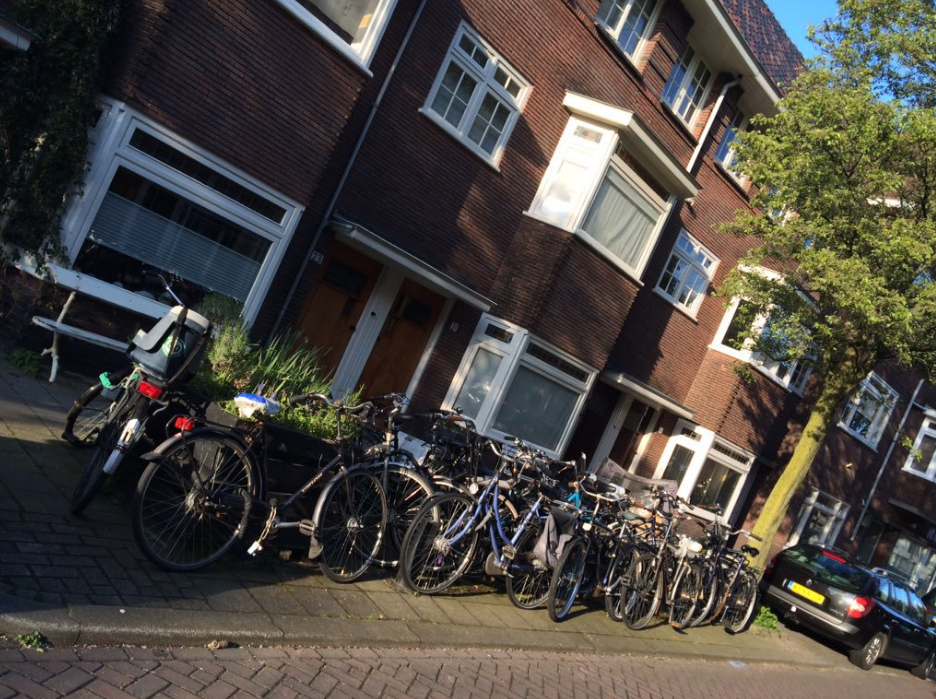 Fietsen worden elders gestald in de leefstraat