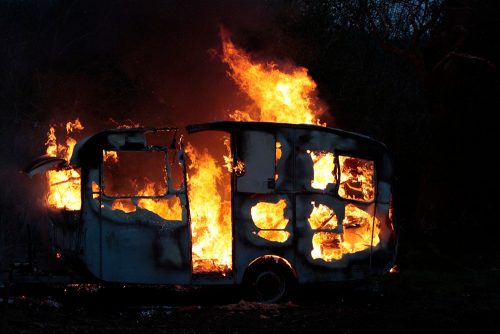 Brandende caravan in de nacht