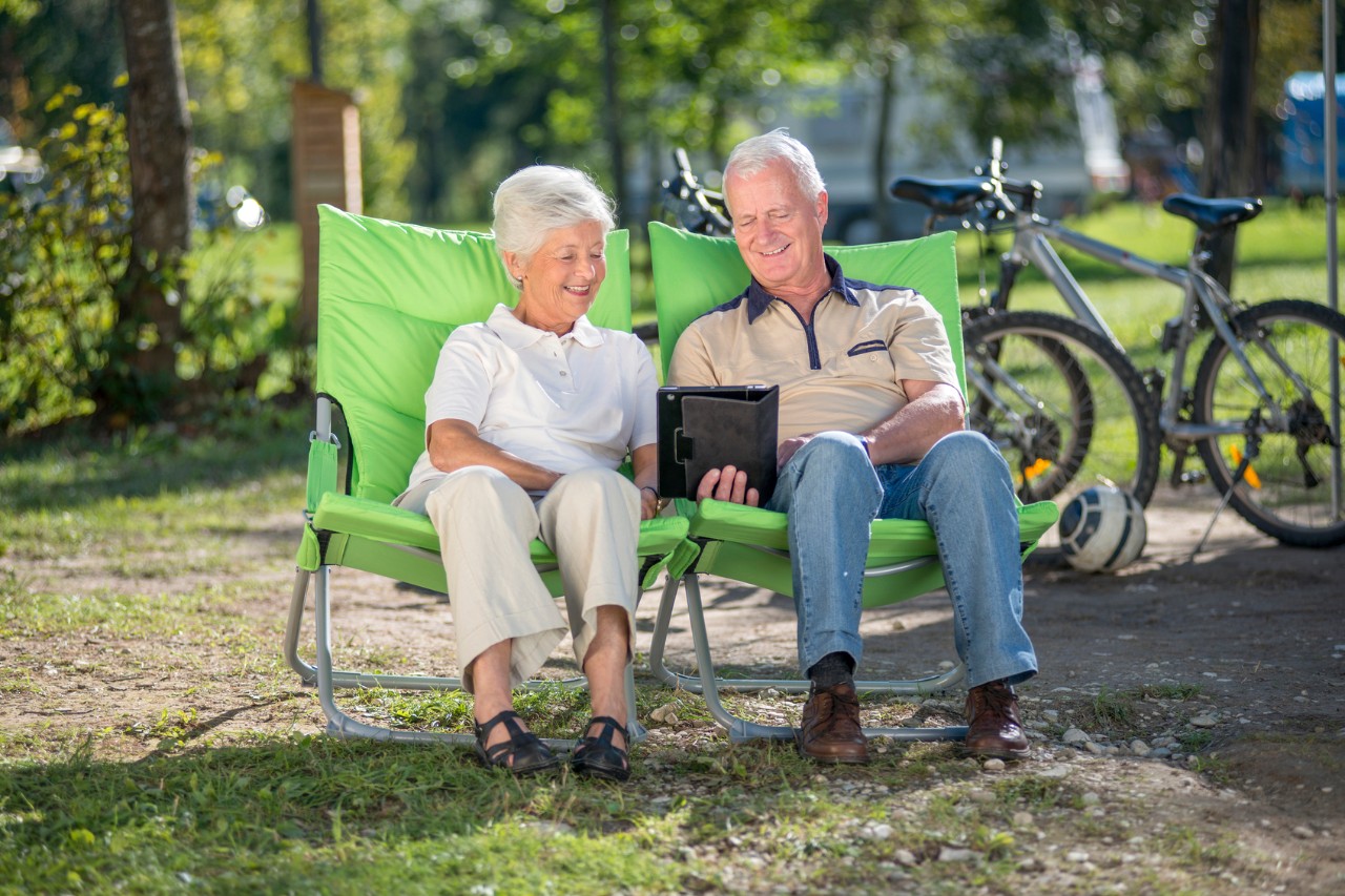 Man en vrouw op kampeerstoelen