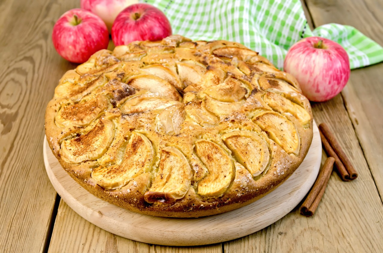 Pas gebakken appeltaart in de keuken