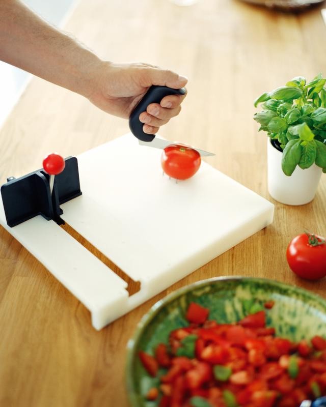 Tomaat snijden met aangepaste hulpmiddelen in de keuken