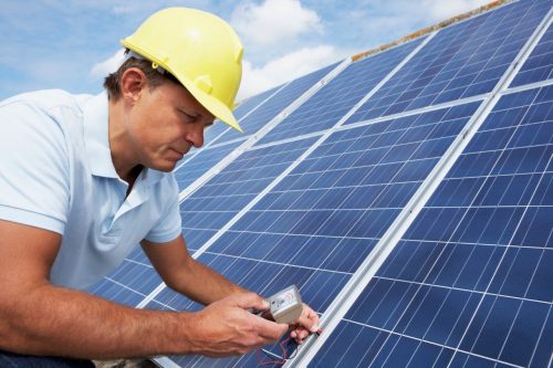 installateur legt zonnepanelen