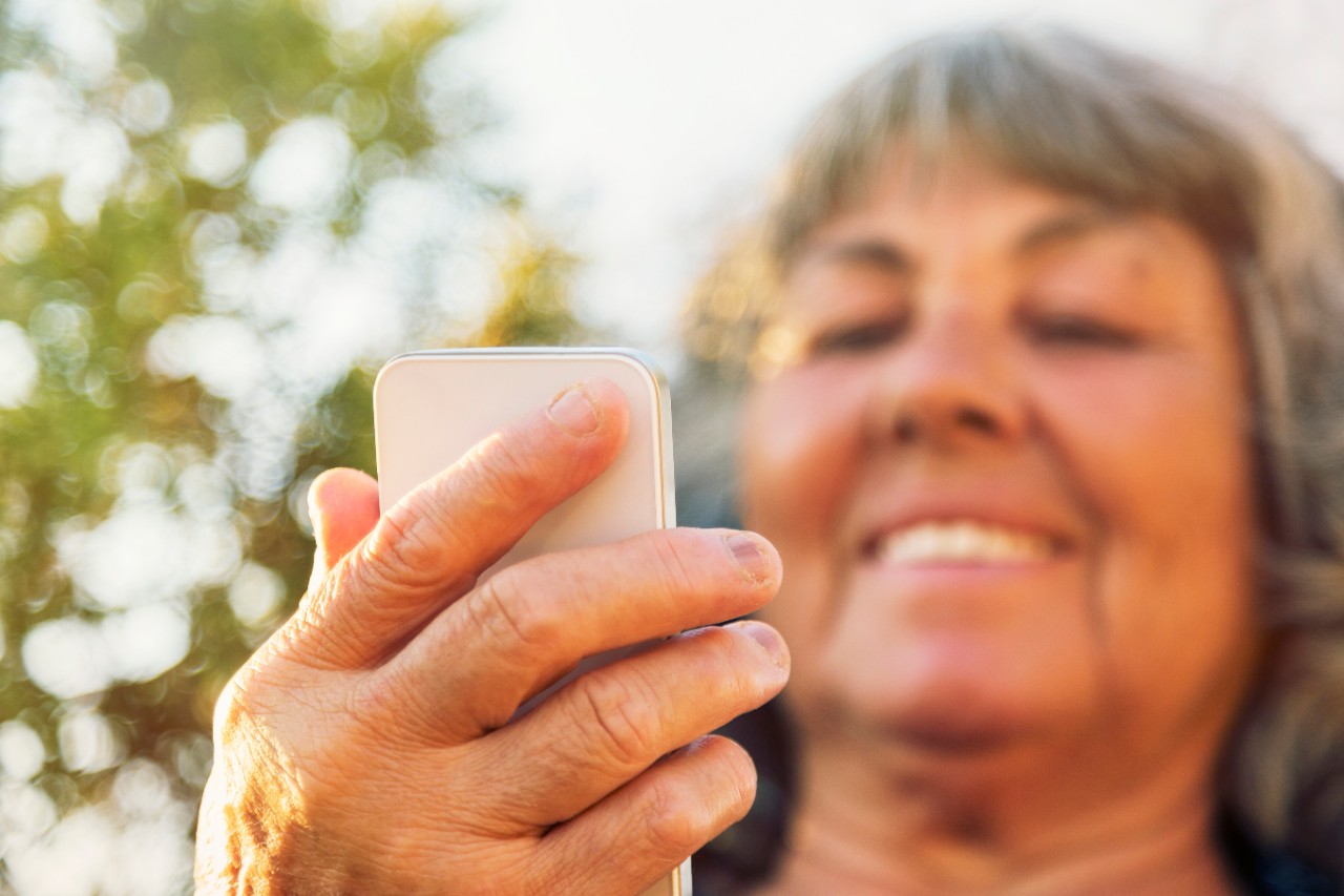 Mevrouw kijkt op haar telefoon