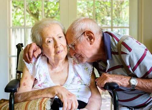 Man knuffelt zijn dementerende vrouw