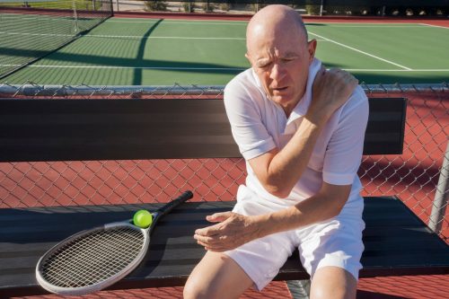 Oudere tennisser pijn in schouder