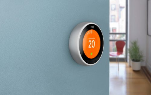 Nest zelflerende thermostaat in een woonkamer