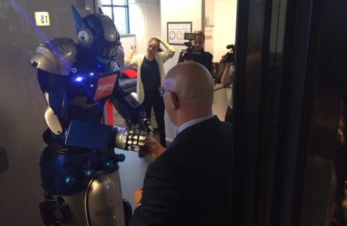 Opening ZlimThuis Beleefhuis door de wethouder en Zora de zorgrobot