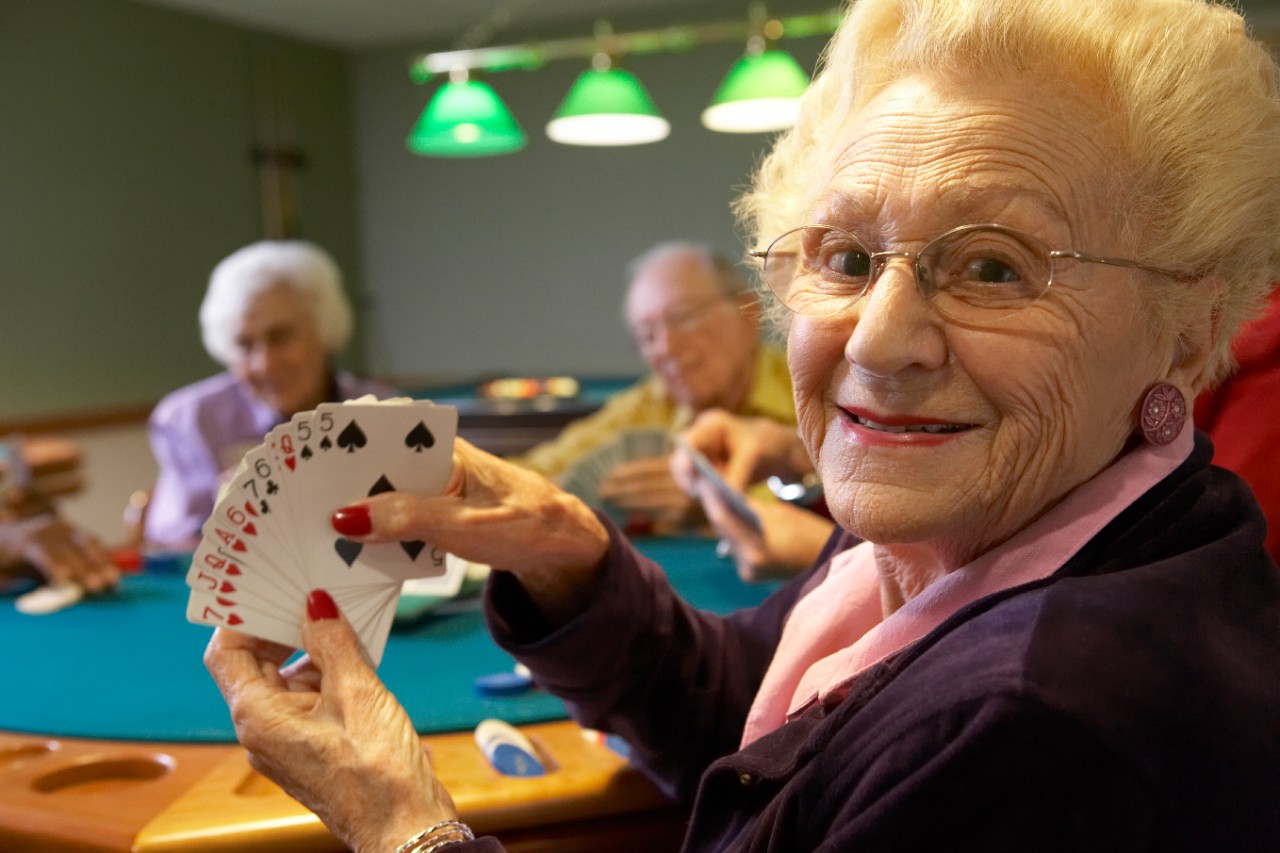 Kaartspelen in een wooncommune voor ouderen