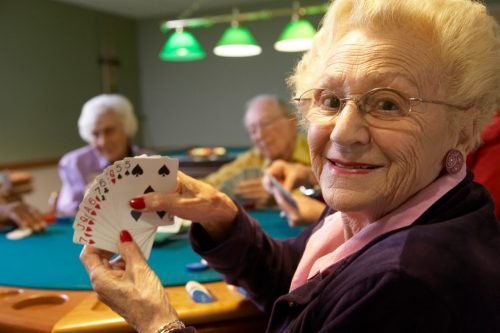 Kaartspelen in een wooncommune voor ouderen