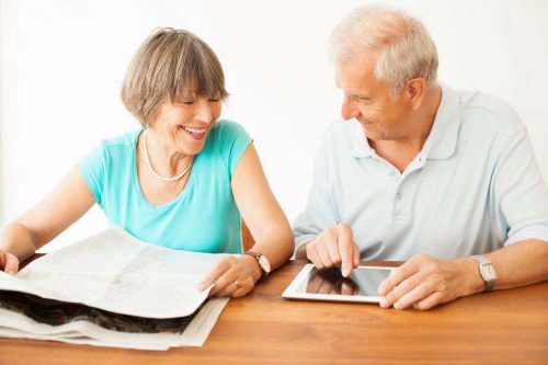 Man en vrouw aan tafel met een tablet