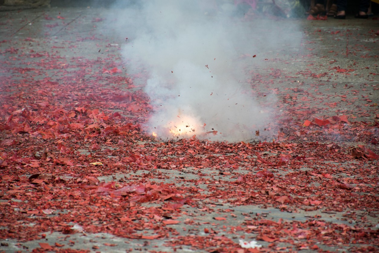 Vuurwerk op de grond met rook