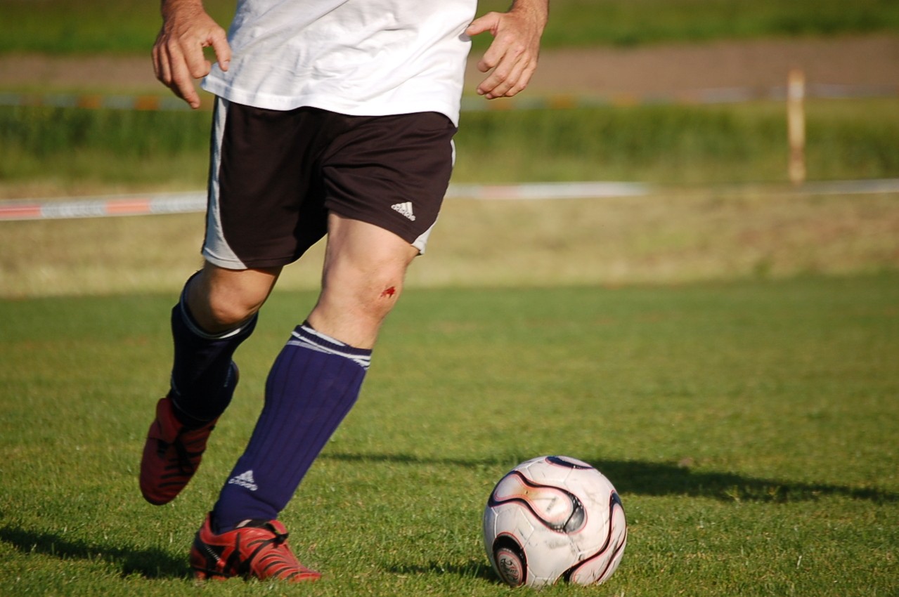 Voetballer met pijnlijke knie