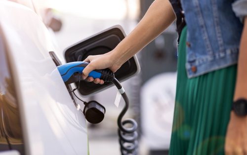 Vrouw laadt haar auto op