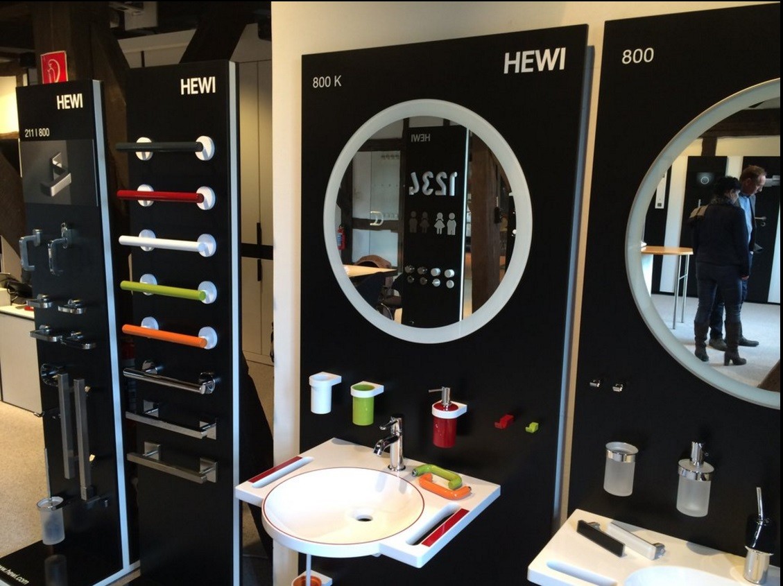 Hewi showroom met dementiewastafel, wandgrepen en andere zorgproducten