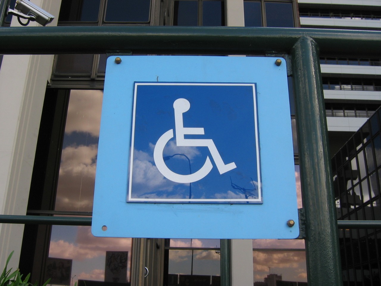 Openbaar gebouw met rolstoeltoegankelijkheidsbord