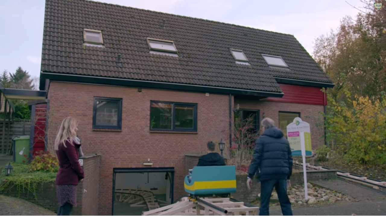 achtbaan-door-woning