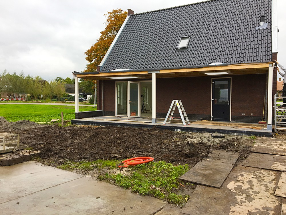 Huis met omgewoelde grond voor aanleg warmtepomp