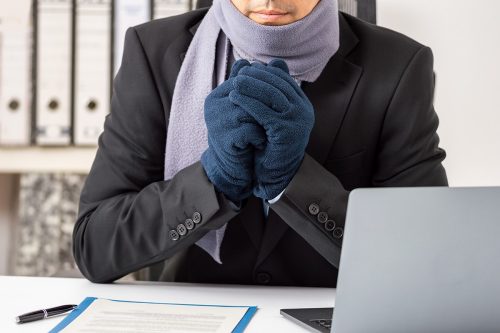 Man bevriest achter zijn bureau in zijn werkkamer