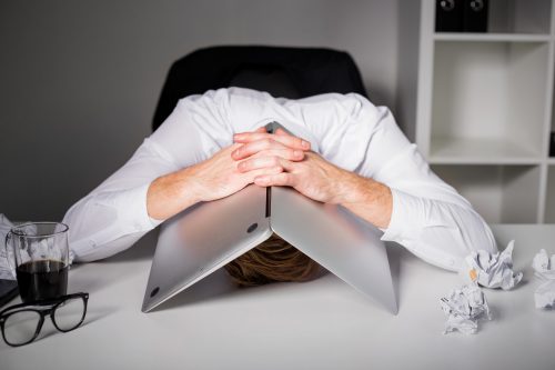 Man met laptop over zijn hoofd