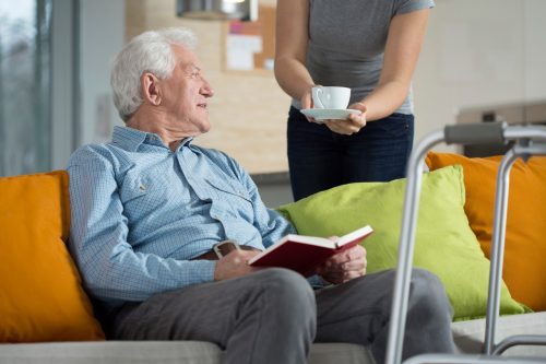 Meneer krijgt een kopje koffie