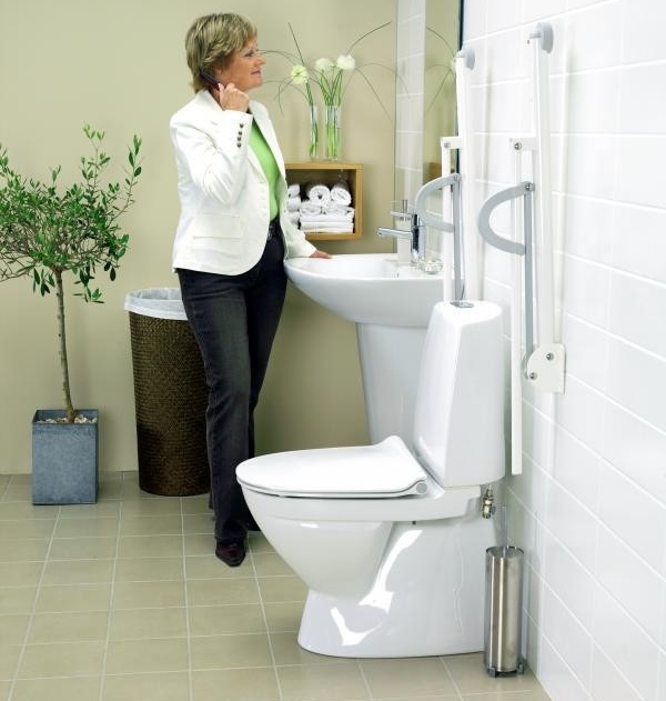 Opgeklapte Etac Optima Lockable toilet-armsteun