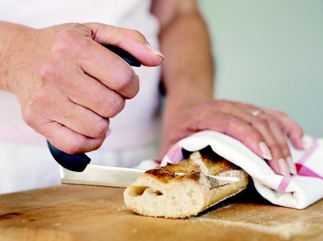 Brood snijden met een ergonomisch mes van Etac Relieve 