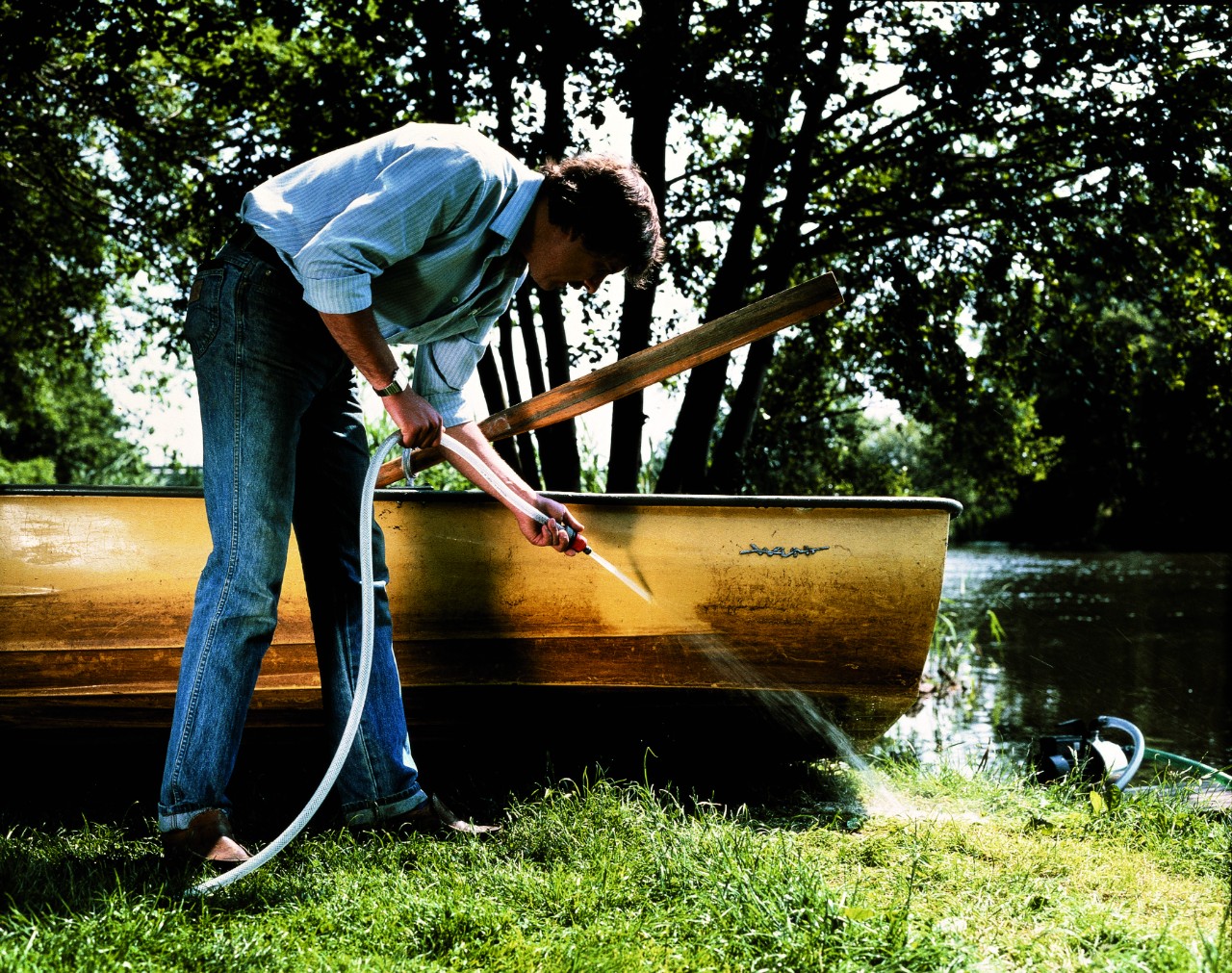 Een boot reinigen met regenwater vanuit de regenwateropvang van Grundfos