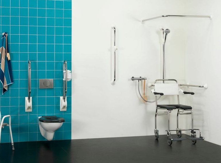 Badkamer met de Handicare douche- en toiletstoel