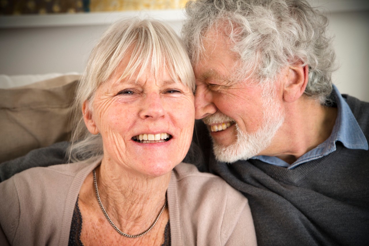 Man en vrouw in een Invacare hoog-laag bed