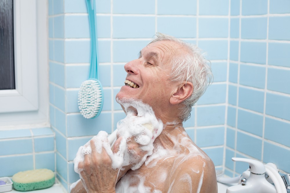 Man in de badkamer