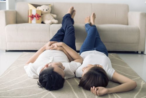 Man en vrouw liggen op een stene vloer met vloerverwarming