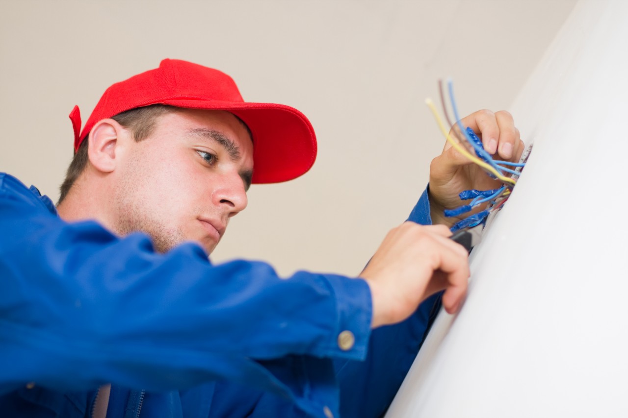 Elektricien aan het werk met elektriciteitsdraden