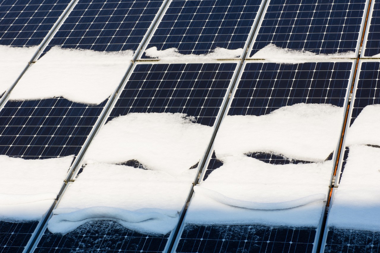 Zonnepanelen deels bedekt met sneeuw