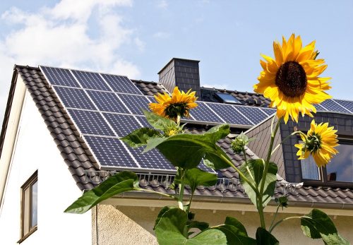 Zonnepanelen op een dak